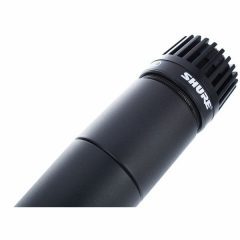 Microphone dynamique cardioïde Shure SM57 LCE, robuste et polyvalent. Idéal pour instruments, amplis, batteries et voix. Livré avec accessoires.