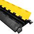 Passage de câble professionnel Plugger CAB-PROTECT-2W : 2 voies, ultra-résistant 30 tonnes, idéal pour protéger câbles lors d'événements et chantiers.