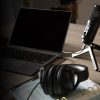 Kit streaming Audio-Technica : micro ATR2500x-USB, casque ATH-M20x et accessoires pour un enregistrement clair et professionnel dès la sortie de boîte.