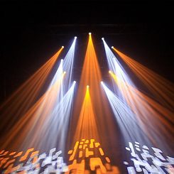 Le BoomTone DJ Maxi Spot 30 est un spot LED DJ compact avec anneau RGB, Spot + Wash, idéal pour DJ, clubs et événements lumineux.