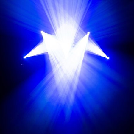 La Mac Mah Mac Spot 100 est une lyre Spot LED professionnelle 100 W avec effets variés, idéale pour prestataires, DJ et installations scéniques.