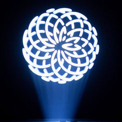La Mac Mah Mac Spot 100 est une lyre Spot LED professionnelle 100 W avec effets variés, idéale pour prestataires, DJ et installations scéniques.