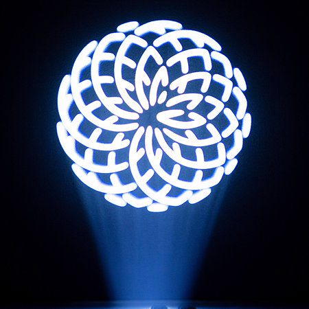 La Mac Mah Mac Spot 100 est une lyre Spot LED professionnelle 100 W avec effets variés, idéale pour prestataires, DJ et installations scéniques.