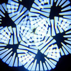 La Mac Mah Mac Spot 100 est une lyre Spot LED professionnelle 100 W avec effets variés, idéale pour prestataires, DJ et installations scéniques.