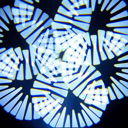 La Mac Mah Mac Spot 100 est une lyre Spot LED professionnelle 100 W avec effets variés, idéale pour prestataires, DJ et installations scéniques.