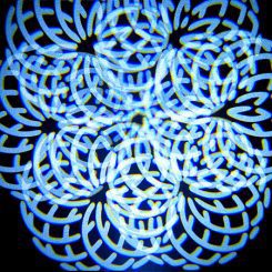 La Mac Mah Mac Spot 100 est une lyre Spot LED professionnelle 100 W avec effets variés, idéale pour prestataires, DJ et installations scéniques.