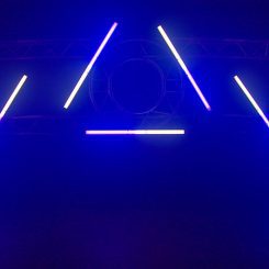 Illuminez vos événements avec l’Evolite Magic Tube : 8 tubes LED RGBW IP65 sur batterie, jusqu’à 20h d’autonomie, contrôle DMX et smartphone.