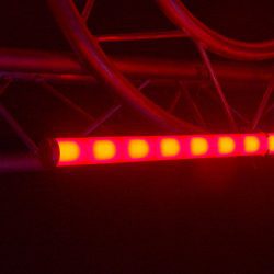 Illuminez vos événements avec l’Evolite Magic Tube : 8 tubes LED RGBW IP65 sur batterie, jusqu’à 20h d’autonomie, contrôle DMX et smartphone.