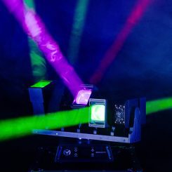 Mac Mah Wave 660 Pix, jeu de lumière LED 6×60W RGBW, zoom motorisé, pixels contrôlables et PAN infini, idéal pour soirées, clubs et DJ sets.