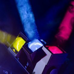 Mac Mah Wave 660 Pix, jeu de lumière LED 6×60W RGBW, zoom motorisé, pixels contrôlables et PAN infini, idéal pour soirées, clubs et DJ sets.