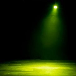 Découvrez le projecteur PAR LED compact ADJ Encore LP5 IP, IP65, 5 LEDs RGBL, flux de 771 lumens, parfait pour scènes, captations et événements extérieurs.