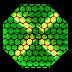 ADJ Vintage X, projecteur LED vintage avec effet blinder 2000K et fond RGB, contrôle DMX/Bluetooth, idéal pour concerts et scénographies.