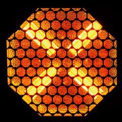 ADJ Vintage X, projecteur LED vintage avec effet blinder 2000K et fond RGB, contrôle DMX/Bluetooth, idéal pour concerts et scénographies.