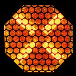 ADJ Vintage X, projecteur LED vintage avec effet blinder 2000K et fond RGB, contrôle DMX/Bluetooth, idéal pour concerts et scénographies.