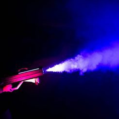 Découvrez la machine à fumée Mac Mah Fog Blaster 1500 RGB : effets lumineux RGB, 1500W de puissance et projection jusqu’à 10 m.