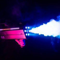 Découvrez la machine à fumée Mac Mah Fog Blaster 1500 RGB : effets lumineux RGB, 1500W de puissance et projection jusqu’à 10 m.
