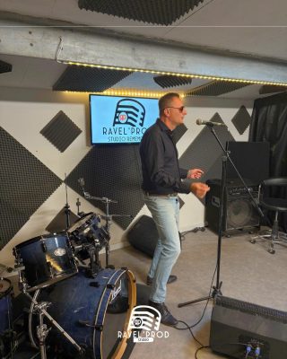 Découvrez le guide ultime pour créer un home studio efficace en 2025. Micros, interfaces, moniteurs et accessoires pour musiciens et podcasteurs.