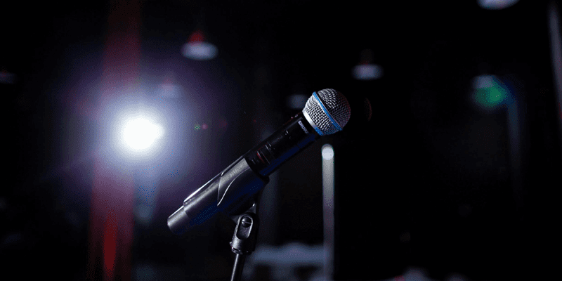 🎙️ Découvrez quel micro choisir — sans fil ou filaire — pour vos prestations live. Avantages, inconvénients et conseils de pros du son.