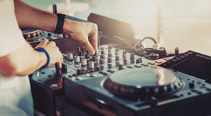 Découvrez le guide ultime pour créer un home studio efficace en 2025. Micros, interfaces, moniteurs et accessoires pour musiciens et podcasteurs.