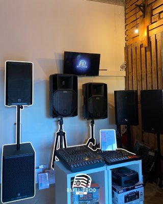 Découvrez comment choisir vos enceintes actives en 2025 : puissance, taille, rendement, usages… Le guide complet pour DJ, musiciens et organisateurs.