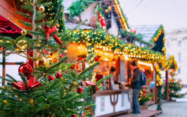 Réussissez votre marché de Noël avec une sonorisation et une décoration professionnelles. Packs sono & éclairages festifs prêts à installer.