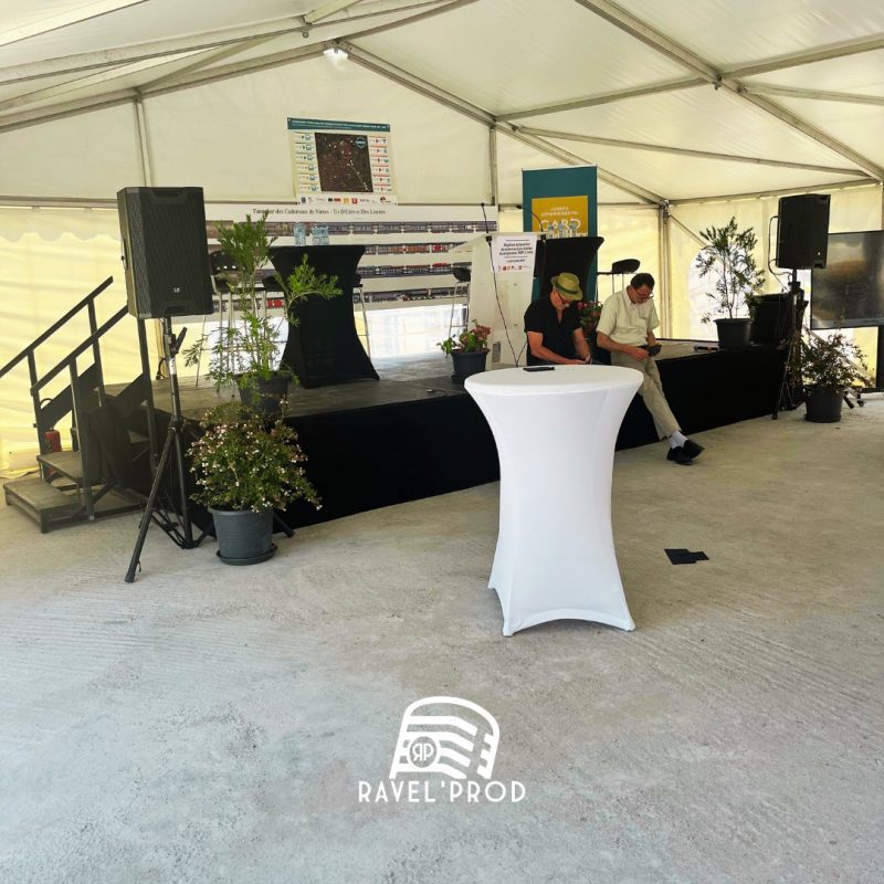 💰 Quel budget prévoir pour une sonorisation professionnelle ? (Guide clair 2025) Que ce soit pour un mariage, un événement d’entreprise, un concert, une soirée associative ou une conférence, la question du budget de sonorisation professionnelle revient toujours. 👉 Combien ça coûte vraiment ? 👉 Pourquoi les prix varient autant ? 👉 Où investir sans se tromper ? Chez Ravel’Prod, prestataire son & lumière à Saint-Chaptes, nous accompagnons des événements à Nîmes, Alès, Uzès et dans tout le Gard. Voici un guide clair et honnête pour comprendre les budgets en 2025. 🔊 Qu’appelle-t-on une sonorisation professionnelle ? Une sonorisation professionnelle, ce n’est pas juste des enceintes plus puissantes. Elle inclut : du matériel audio adapté au lieu une qualité sonore homogène (pas trop fort, pas de larsen) une installation sécurisée souvent un technicien son une gestion des imprévus en live 🎯 Objectif : que tout le monde entende clairement, sans stress. 📊 Les facteurs qui influencent le budget 📍 1. Le type d’événement Les besoins ne sont pas les mêmes selon : un discours (micro + enceinte) un mariage (cérémonie + soirée) un concert live un événement d’entreprise Plus l’événement est complexe, plus le budget augmente. 👥 2. Le nombre de personnes En moyenne : 20 à 50 personnes → petite diffusion 50 à 150 personnes → sono intermédiaire +150 personnes → système professionnel plus conséquent 👉 La puissance seule ne fait pas tout : la qualité de diffusion est primordiale. 🏛️ 3. Le lieu intérieur / extérieur salle traitée ou non distance entre scène et public 💡 En extérieur, le budget est souvent plus élevé à cause des contraintes techniques. ⏱️ 4. La durée Un événement sur : 2 heures une demi-journée une journée complète ➡️ Cela impacte le temps de montage, la présence du technicien et la logistique. 💶 Les fourchettes de budget en 2025 🔹 Petite sonorisation (discours, cérémonie) 🎤 1 micro + 1 à 2 enceintes 💰 150 à 300 € Idéal pour : discours cérémonies laïques réunions 🔹 Sonorisation événementielle standard 🔊 Enceintes + micros + table de mixage 💰 300 à 800 € Idéal pour : mariages soirées privées événements associatifs 🔹 Sonorisation concert / événement pro 🎚️ Système complet + technicien 💰 800 à 2000 € et + Idéal pour : concerts live événements d’entreprise spectacles 🎚️ Location seule ou prestation clé en main ? 🔌 Location de matériel ✔️ Moins cher ❌ Pas d’assistance technique ❌ Risque d’erreurs de branchement 🎧 Prestation avec technicien ✔️ Sérénité totale ✔️ Son optimisé ✔️ Gestion des imprévus ✔️ Sécurité 👉 Pour un événement important, le technicien fait toute la différence. 🚨 Les erreurs à éviter pour réduire le budget ❌ Sous-dimensionner la sono ❌ Choisir uniquement en fonction du prix ❌ Oublier les micros adaptés ❌ Négliger l’acoustique du lieu 💡 Astuce Ravel’Prod : mieux vaut un système simple bien réglé qu’un gros système mal utilisé. 🎯 Pourquoi faire appel à Ravel’Prod ? ✔️ Étude personnalisée du lieu ✔️ Matériel audio professionnel ✔️ Techniciens expérimentés ✔️ Solutions adaptées à votre budget ✔️ Intervention dans tout le Gard 📍 Saint-Chaptes – Nîmes – Alès – Uzès 📞 Besoin d’un devis précis ? Chaque événement est unique. 👉 Contactez-nous pour un devis clair, sans surprise, adapté à votre besoin réel. 💰 Quel budget prévoir pour une sonorisation professionnelle ? (Guide clair 2025) Que ce soit pour un mariage, un événement d’entreprise, un concert, une soirée associative ou une conférence, la question du budget de sonorisation professionnelle revient toujours. 👉 Combien ça coûte vraiment ? 👉 Pourquoi les prix varient autant ? 👉 Où investir sans se tromper ? Chez Ravel’Prod, prestataire son & lumière à Saint-Chaptes, nous accompagnons des événements à Nîmes, Alès, Uzès et dans tout le Gard. Voici un guide clair et honnête pour comprendre les budgets en 2025. 🔊 Qu’appelle-t-on une sonorisation professionnelle ? Une sonorisation professionnelle, ce n’est pas juste des enceintes plus puissantes. Elle inclut : du matériel audio adapté au lieu une qualité sonore homogène (pas trop fort, pas de larsen) une installation sécurisée souvent un technicien son une gestion des imprévus en live 🎯 Objectif : que tout le monde entende clairement, sans stress. 📊 Les facteurs qui influencent le budget 📍 1. Le type d’événement Les besoins ne sont pas les mêmes selon : un discours (micro + enceinte) un mariage (cérémonie + soirée) un concert live un événement d’entreprise Plus l’événement est complexe, plus le budget augmente. 👥 2. Le nombre de personnes En moyenne : 20 à 50 personnes → petite diffusion 50 à 150 personnes → sono intermédiaire +150 personnes → système professionnel plus conséquent 👉 La puissance seule ne fait pas tout : la qualité de diffusion est primordiale. 🏛️ 3. Le lieu intérieur / extérieur salle traitée ou non distance entre scène et public 💡 En extérieur, le budget est souvent plus élevé à cause des contraintes techniques. ⏱️ 4. La durée Un événement sur : 2 heures une demi-journée une journée complète ➡️ Cela impacte le temps de montage, la présence du technicien et la logistique. 💶 Les fourchettes de budget en 2025 🔹 Petite sonorisation (discours, cérémonie) 🎤 1 micro + 1 à 2 enceintes 💰 150 à 300 € Idéal pour : discours cérémonies laïques réunions 🔹 Sonorisation événementielle standard 🔊 Enceintes + micros + table de mixage 💰 300 à 800 € Idéal pour : mariages soirées privées événements associatifs 🔹 Sonorisation concert / événement pro 🎚️ Système complet + technicien 💰 800 à 2000 € et + Idéal pour : concerts live événements d’entreprise spectacles 🎚️ Location seule ou prestation clé en main ? 🔌 Location de matériel ✔️ Moins cher ❌ Pas d’assistance technique ❌ Risque d’erreurs de branchement 🎧 Prestation avec technicien ✔️ Sérénité totale ✔️ Son optimisé ✔️ Gestion des imprévus ✔️ Sécurité 👉 Pour un événement important, le technicien fait toute la différence. 🚨 Les erreurs à éviter pour réduire le budget ❌ Sous-dimensionner la sono ❌ Choisir uniquement en fonction du prix ❌ Oublier les micros adaptés ❌ Négliger l’acoustique du lieu 💡 Astuce Ravel’Prod : mieux vaut un système simple bien réglé qu’un gros système mal utilisé. 🎯 Pourquoi faire appel à Ravel’Prod ? ✔️ Étude personnalisée du lieu ✔️ Matériel audio professionnel ✔️ Techniciens expérimentés ✔️ Solutions adaptées à votre budget ✔️ Intervention dans tout le Gard 📍 Saint-Chaptes – Nîmes – Alès – Uzès 📞 Besoin d’un devis précis ? Chaque événement est unique. 👉 Contactez-nous pour un devis clair, sans surprise, adapté à votre besoin réel. 💰 Quel budget prévoir pour une sonorisation professionnelle ? (Guide clair 2025) Que ce soit pour un mariage, un événement d’entreprise, un concert, une soirée associative ou une conférence, la question du budget de sonorisation professionnelle revient toujours. 👉 Combien ça coûte vraiment ? 👉 Pourquoi les prix varient autant ? 👉 Où investir sans se tromper ? Chez Ravel’Prod, prestataire son & lumière à Saint-Chaptes, nous accompagnons des événements à Nîmes, Alès, Uzès et dans tout le Gard. Voici un guide clair et honnête pour comprendre les budgets en 2025. 🔊 Qu’appelle-t-on une sonorisation professionnelle ? Une sonorisation professionnelle, ce n’est pas juste des enceintes plus puissantes. Elle inclut : du matériel audio adapté au lieu une qualité sonore homogène (pas trop fort, pas de larsen) une installation sécurisée souvent un technicien son une gestion des imprévus en live 🎯 Objectif : que tout le monde entende clairement, sans stress. 📊 Les facteurs qui influencent le budget 📍 1. Le type d’événement Les besoins ne sont pas les mêmes selon : un discours (micro + enceinte) un mariage (cérémonie + soirée) un concert live un événement d’entreprise Plus l’événement est complexe, plus le budget augmente. 👥 2. Le nombre de personnes En moyenne : 20 à 50 personnes → petite diffusion 50 à 150 personnes → sono intermédiaire +150 personnes → système professionnel plus conséquent 👉 La puissance seule ne fait pas tout : la qualité de diffusion est primordiale. 🏛️ 3. Le lieu intérieur / extérieur salle traitée ou non distance entre scène et public 💡 En extérieur, le budget est souvent plus élevé à cause des contraintes techniques. ⏱️ 4. La durée Un événement sur : 2 heures une demi-journée une journée complète ➡️ Cela impacte le temps de montage, la présence du technicien et la logistique. 💶 Les fourchettes de budget en 2025 🔹 Petite sonorisation (discours, cérémonie) 🎤 1 micro + 1 à 2 enceintes 💰 150 à 300 € Idéal pour : discours cérémonies laïques réunions 🔹 Sonorisation événementielle standard 🔊 Enceintes + micros + table de mixage 💰 300 à 800 € Idéal pour : mariages soirées privées événements associatifs 🔹 Sonorisation concert / événement pro 🎚️ Système complet + technicien 💰 800 à 2000 € et + Idéal pour : concerts live événements d’entreprise spectacles 🎚️ Location seule ou prestation clé en main ? 🔌 Location de matériel ✔️ Moins cher ❌ Pas d’assistance technique ❌ Risque d’erreurs de branchement 🎧 Prestation avec technicien ✔️ Sérénité totale ✔️ Son optimisé ✔️ Gestion des imprévus ✔️ Sécurité 👉 Pour un événement important, le technicien fait toute la différence. 🚨 Les erreurs à éviter pour réduire le budget ❌ Sous-dimensionner la sono ❌ Choisir uniquement en fonction du prix ❌ Oublier les micros adaptés ❌ Négliger l’acoustique du lieu 💡 Astuce Ravel’Prod : mieux vaut un système simple bien réglé qu’un gros système mal utilisé. 🎯 Pourquoi faire appel à Ravel’Prod ? ✔️ Étude personnalisée du lieu ✔️ Matériel audio professionnel ✔️ Techniciens expérimentés ✔️ Solutions adaptées à votre budget ✔️ Intervention dans tout le Gard 📍 Saint-Chaptes – Nîmes – Alès – Uzès 📞 Besoin d’un devis précis ? Chaque événement est unique. 👉 Contactez-nous pour un devis clair, sans surprise, adapté à votre besoin réel. Quel est le budget pour une sonorisation professionnelle ? Tarifs 2025, conseils et devis avec Ravel’Prod dans le Gard.