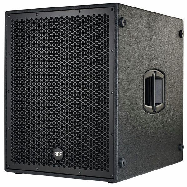 RCF SUB 8004-AS, caisson de basses actif 18" 1250 W RMS, idéal pour systèmes line array HDL, concerts, DJ sets et événements professionnels.