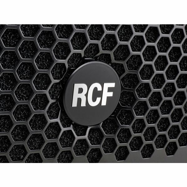 RCF SUB 8004-AS, caisson de basses actif 18" 1250 W RMS, idéal pour systèmes line array HDL, concerts, DJ sets et événements professionnels.