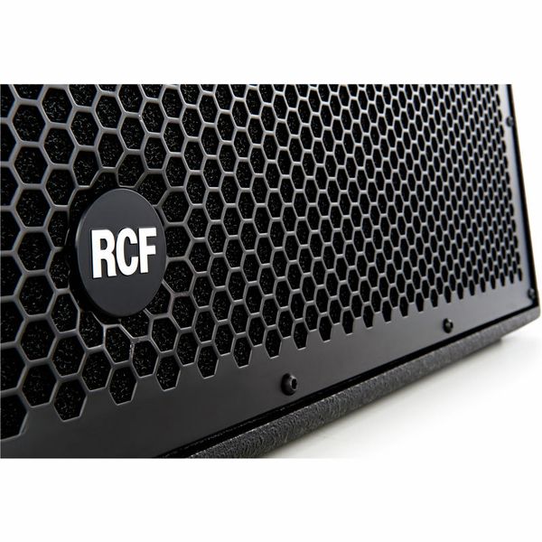 RCF SUB 8006-AS, caisson de basses actif 2×18", 2500 W RMS, 141 dB SPL, DSP intégré pour concerts, DJ et installations pro.