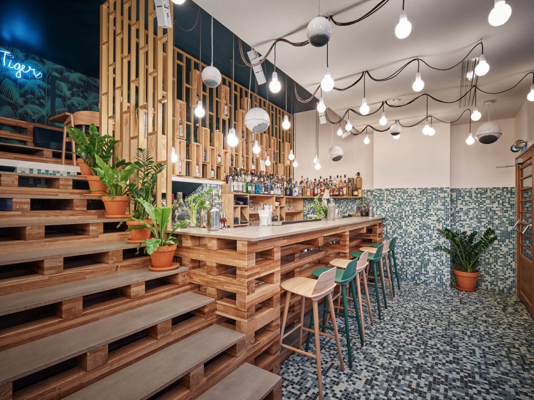 Découvrez les erreurs fréquentes lors d’une prestation son et lumière et comment Ravel’Prod anticipe tous vos besoins pour un événement réussi.