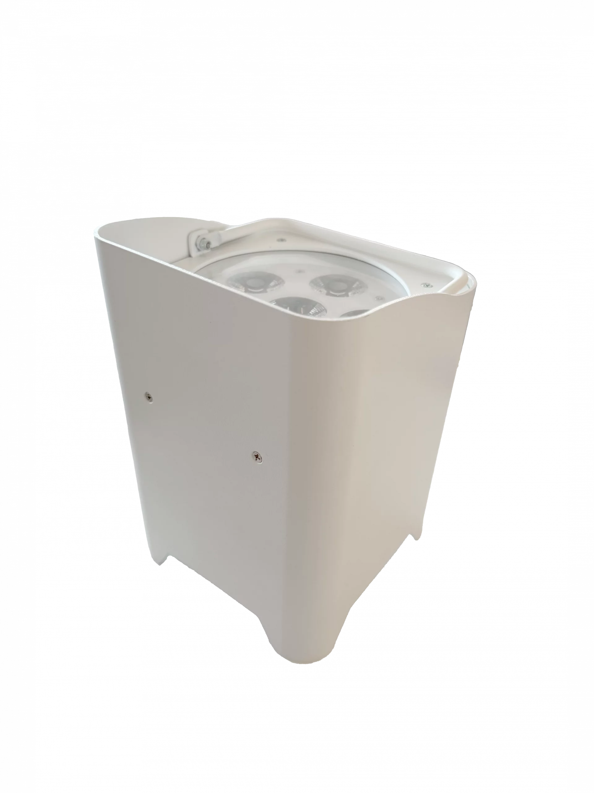 Box 6 IP Batterie 6en1 RGBWA+UV avec recharge par induction, autonomie jusqu’à 36h et contrôle DMX HF ou Wi-Fi. Idéal intérieur et extérieur.