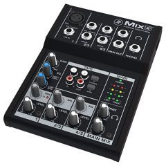 Une console mixage 5 canaux simple et efficace La console mixage 5 canaux Mackie Mix5 est une solution idéale pour les utilisateurs recherchant une console compacte, fiable et facile à utiliser. Elle s’adresse aux débutants comme aux professionnels ayant besoin d’un équipement simple. Avec ses 5 canaux, elle permet de connecter microphones, instruments et sources audio externes. Elle dispose d’une entrée micro/ligne XLR / Jack, compatible avec micros dynamiques et condensateurs. Le préampli micro haute qualité garantit un signal clair et précis. De plus, l’alimentation fantôme permet d’utiliser des microphones à condensateur. Ainsi, cette console s’adapte à de nombreuses applications. Son format compact et léger facilite le transport. Elle convient parfaitement aux configurations mobiles ou aux installations réduites. Réglages audio précis et connectique complète La Mackie Mix5 propose un égaliseur 2 bandes sur le canal micro. Cela permet d’ajuster rapidement les basses et les aigus. Les canaux stéréo disposent d’un égaliseur 3 bandes, offrant plus de précision. Cette console mixage 5 canaux intègre également des contrôles de volume, de panoramique et de balance. Ainsi, vous pouvez ajuster facilement chaque source audio. Les indicateurs LED permettent de surveiller les niveaux et d’éviter toute saturation. De plus, les entrées et sorties RCA dédiées facilitent l’enregistrement ou la lecture audio. Les sorties principales L/R ainsi que la sortie casque offrent une bonne flexibilité pour le monitoring et la diffusion. Idéale pour home studio et petites configurations La console mixage 5 canaux Mackie Mix5 est parfaitement adaptée aux petites installations. Elle convient aux home studios, podcasts, répétitions ou configurations DJ simples. Grâce à sa conception robuste avec châssis métallique, elle résiste aux utilisations régulières. De plus, son ergonomie permet une prise en main rapide. Elle constitue donc une solution fiable pour les utilisateurs souhaitant une console accessible sans compromis sur la qualité. Avantages clés Console mixage 5 canaux compacte et robuste Préampli micro haute qualité Égaliseur 2 bandes (micro) et 3 bandes (stéréo) Alimentation fantôme pour micros condensateur Entrées/sorties RCA pour enregistrement et lecture Sorties principales L/R et casque Format ultra compact et léger Châssis métallique solide Idéale pour home studio, podcast et petites installations