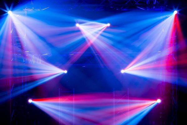 Lyre Spot LED 180W IGNITE180 en set de 2 avec flightcase. Gobos rotatifs, prismes, DMX et effets lumineux pour scènes et événements.