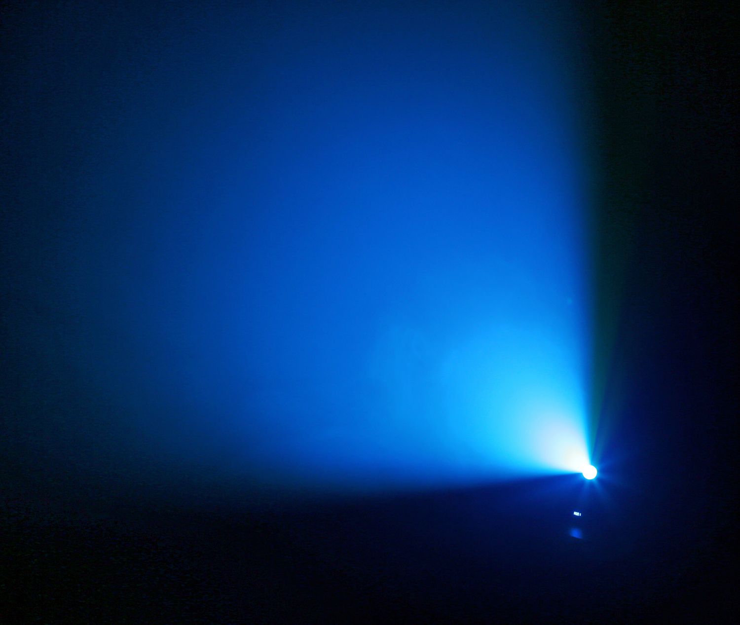 Lyre Spot LED 45W Panther 40 avec gobos, roue de couleurs et DMX. Projecteur compact idéal pour DJ, bars et petites scènes.