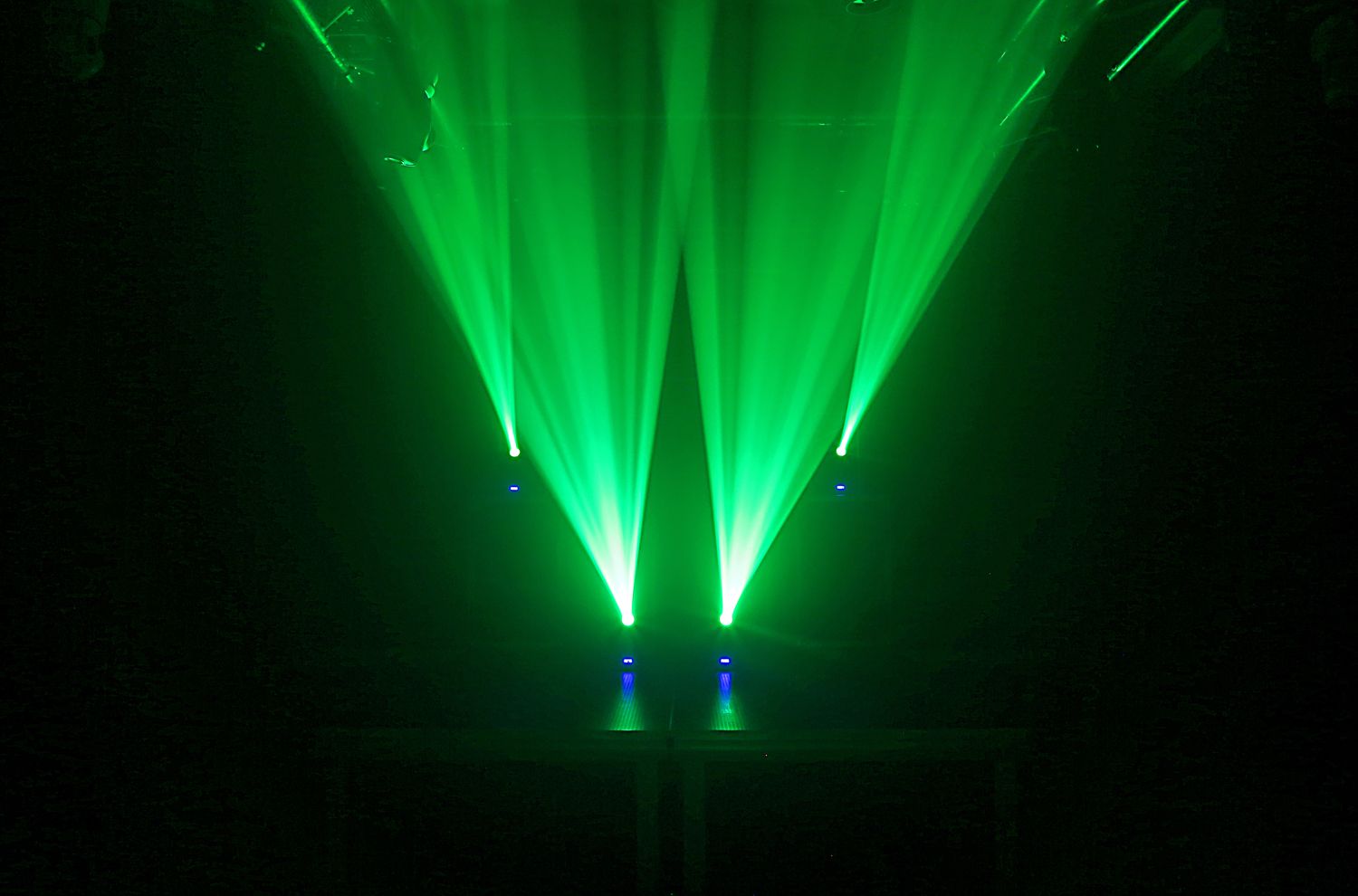 Lyre Spot LED 45W Panther 40 avec gobos, roue de couleurs et DMX. Projecteur compact idéal pour DJ, bars et petites scènes.